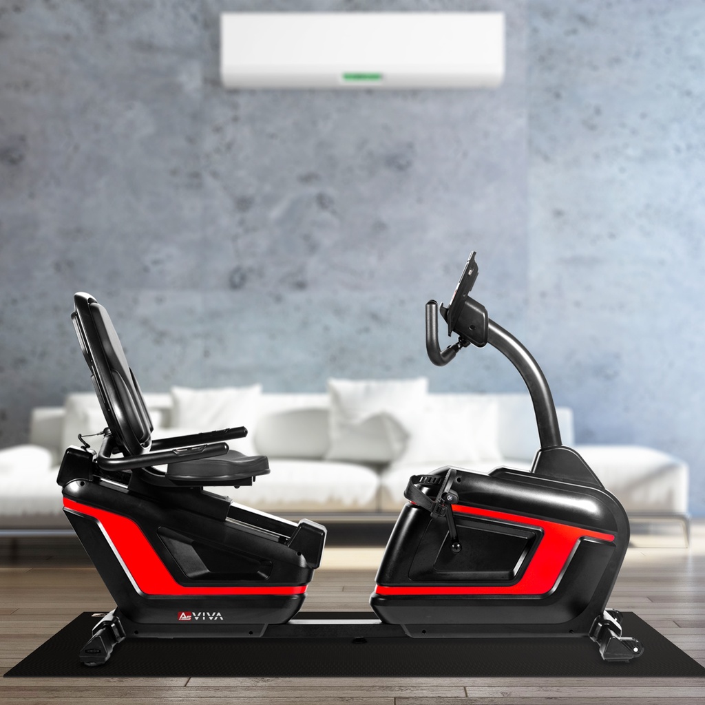 AsVIVA Bodenschutzmatte UM1 unter einem Liege-Ergometer im Wohnzimmer schützt den Boden vor Kratzern